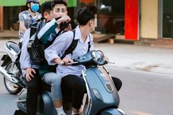 Vì sao cha mẹ vẫn giao xe máy cho con dù biết sai luật, nguy hiểm?