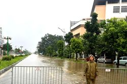 Dầm mình trong mưa ngập, giữ an toàn giao thông ở 3 điểm xung yếu phường Bồ Đề
