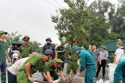 Khẩn trương gia cố bờ bao ven sông Nhuệ, ứng phó nguy cơ ngập úng