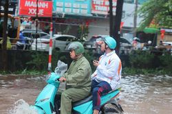 Hà Nội yêu cầu trường học điều chỉnh hình thức dạy học khi bão, mưa lớn