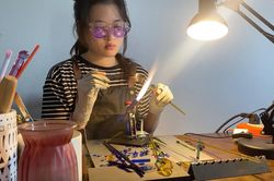 Cô gái nghỉ việc văn phòng, bán hoa thủy tinh giá 1 triệu đồng/bông