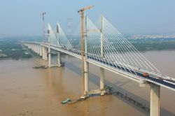 Hai cây cầu cuối cùng trên cao tốc Bến Lức - Long Thành đang thảm nhựa