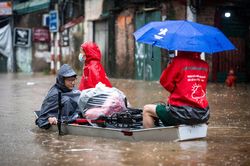 Hà Nội mưa trắng trời, người dân chèo thuyền giữa phố 'ngập như sông'