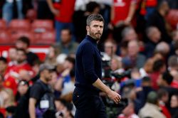 HLV Michael Carrick nghẹn ngào phỏng vấn
