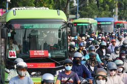 Cửa ngõ Tân Sơn Nhất vẫn ùn ứ do rào chắn thi công metro