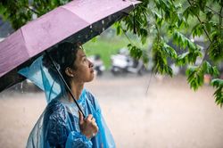Trường ở Hà Nội thông báo phụ huynh đón con sớm vì mưa ngập