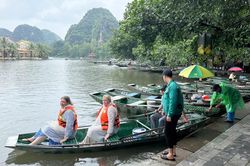 Tràng An, Chùa Hương tạm dừng đón khách vì mưa lớn