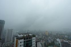 Hà Nội mịt mù trong cơn mưa buổi sáng