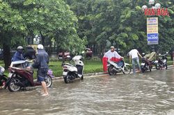 Hà Nội: Ngập sâu khiến hàng loạt xe máy chết máy, các điểm sửa xe quá tải