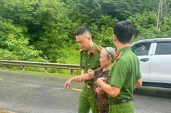 Không ngại hiểm nguy, chủ quán cà phê lao xuống dòng lũ cứu người
