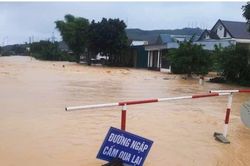 Mưa lũ chia cắt, hàng nghìn học sinh Nghệ An nghỉ học