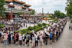 Công viên Thế giới Bắc Kinh 'vỡ trận' vì miễn phí vé vào cửa