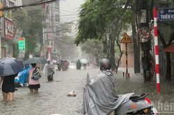 Hà Nội: Nhiều tuyến đường ngập sâu do mưa liên tục, người dân chật vật đến công sở