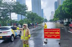 Cảnh sát giao thông Hà Nội nỗ lực điều tiết giao thông trong ngập úng