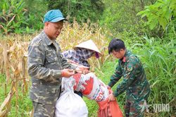 Bám bản, giúp dân xây dựng đời sống mới