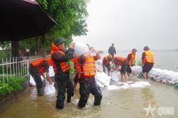 Lữ đoàn 201 tiếp tục điều động hàng trăm cán bộ, chiến sĩ giúp dân ứng phó mưa lũ
