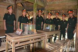 Thượng tướng Nguyễn Văn Gấu dâng hương tưởng niệm Chủ tịch Hồ Chí Minh