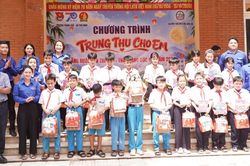 Chương trình Trung thu cho em đến với học sinh vùng biên giới