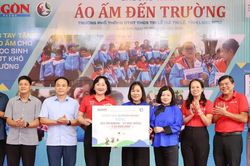 Trao hơi ấm, gửi trọn tình thương cho trò nghèo