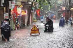 Hà Nội ngập sau mưa lớn, nhiều trường cho học sinh nghỉ hoặc học trực tuyến