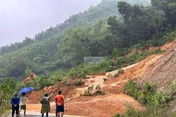 Sạt lở vùi lấp nhà, 3 người trong một gia đình tử vong ở Phú Thọ