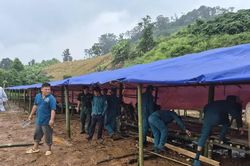 Lâm Đồng: Xuất hiện vết nứt dọc sườn đồi, hàng trăm người phải lánh nạn