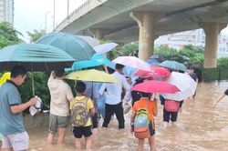 [GALLERY] Hà Nội ngập sâu, giao thông tê liệt sau trận mưa lớn
