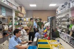 Khởi tố đối tượng ở Gia Lai bán gần 750 đôi dép giả nhãn hiệu CROCS