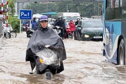 Mưa lớn, nhiều trường ở Hà Nội cho học sinh nghỉ, chuyển sang học trực tuyến