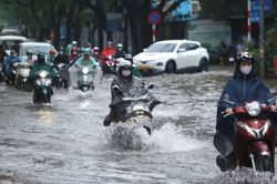 Lựa chọn lộ trình phù hợp, người dân hạn chế đi qua khu vực ngập sâu