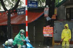 Mưa lớn, nhiều tuyến phố Hà Nội ngập sâu trong giờ cao điểm