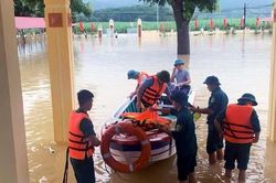Giữa mưa gió, lực lượng vũ trang Thanh Hóa bám địa bàn, hỗ trợ nhân dân