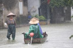 Hà Nội: Nước dâng, người dân xã Kiều Phú phải dùng thuyền đi lại