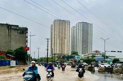 14 tuyến đường Hà Nội ngập úng giờ cao điểm, hầm chui ngập 0,8 m