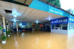 Trung tâm Y tế Hoàng Mai (Nghệ An) ngập sâu trong lũ, công an nhanh chóng hỗ trợ bệnh nhân