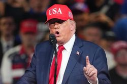 Tổng thống Mỹ Trump phản ứng gay gắt sau quyết định mới của Fed