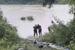 Nghe tiếng kêu cứu, chủ quán cà phê phóng xe 500m đón đầu dòng lũ cứu người