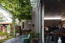 Ngôi nhà 'quay lưng' với phố, mở ra khu vườn bên sông