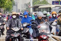 Giao thông hỗn loạn vì mưa lớn, gần trưa người dân vẫn 'chôn chân' giữa biển xe trên đường