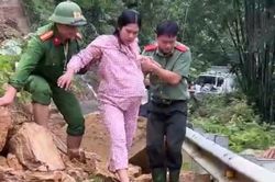 Công an vượt điểm sạt lở, đưa người bệnh, sản phụ đi cấp cứu
