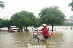 Nước hồ điều hòa Hà Nội tràn đường