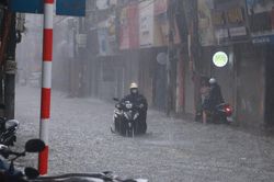 Hà Nội mưa suốt đêm, nhiều tuyến phố ngập sâu