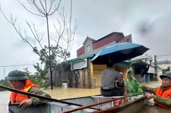 Người dân Kim Tân vật lộn chống lũ