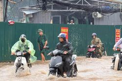 Hà Nội mưa trắng trời, nhiều tuyến phố ngập sâu