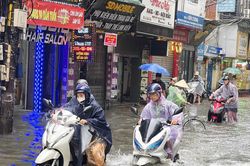 Xe máy 'tắc thở' khi đi vào đường ngập nước, làm gì để tránh tiền mất tật mang?