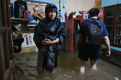 Hà Nội: Nước tràn vào phòng trọ, nam sinh viên nửa đêm phải thuê nhà nghỉ