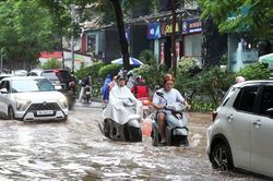 Hà Nội mưa lớn kéo dài, các công trình chống ngập khẩn cấp hoạt động thế nào?