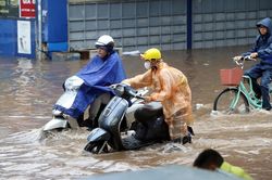 Hà Nội cho các trường chủ động điều chỉnh giờ, hình thức dạy học khi mưa lớn