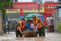 Trung tâm y tế ngập sâu gần 1m, công an dùng thuyền đưa bệnh nhân vào thăm khám