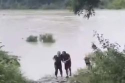 Người đàn ông chạy xe máy đón đầu, lao xuống sông cứu cụ bà bị lũ cuốn